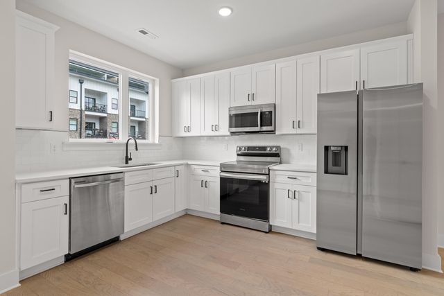 737 N Market Street 8, Chattanooga, TN 37405