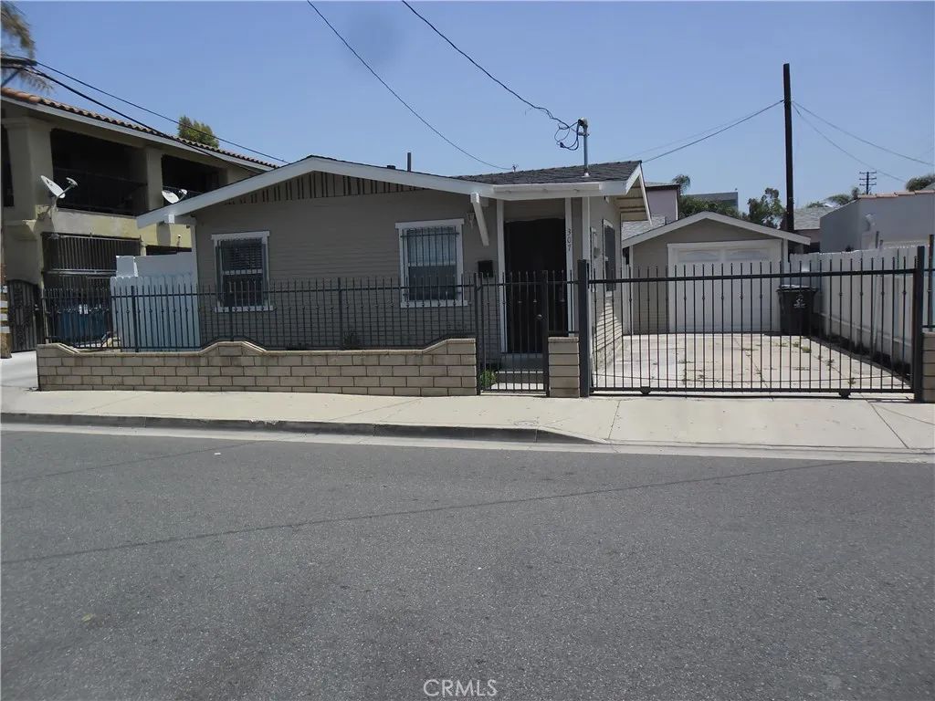307 N Shelton St, Santa Ana, CA 92703