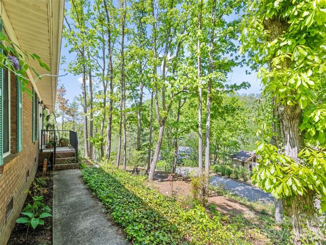 5 Sunny Ridge Drive, Asheville, NC 28804