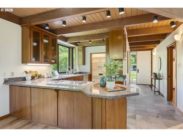 21281 S SWEETBRIAR Rd, West Linn, OR 97068