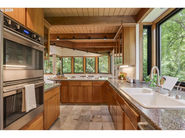 21281 S SWEETBRIAR Rd, West Linn, OR 97068