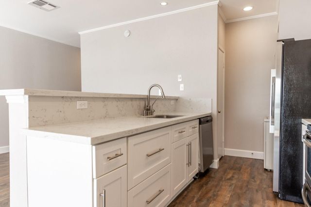 401 Lakeside Lane 111, Nassau Bay, TX 77058