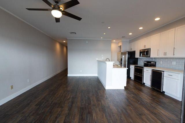 401 Lakeside Lane 111, Nassau Bay, TX 77058