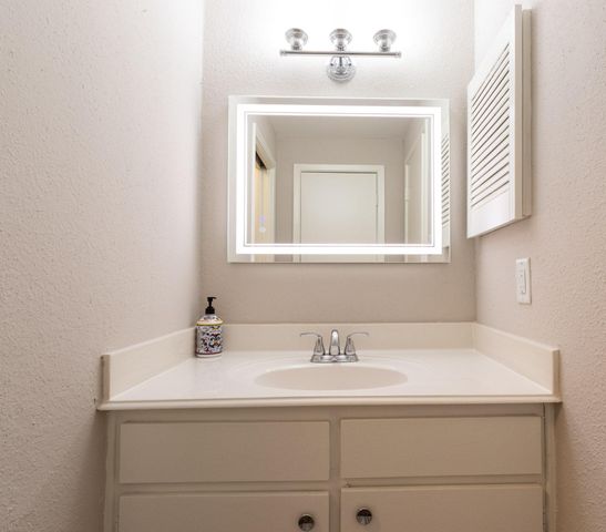 401 Lakeside Lane 111, Nassau Bay, TX 77058
