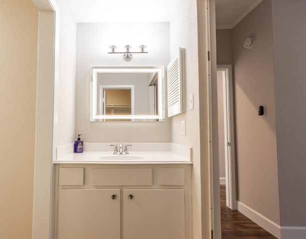 401 Lakeside Lane 111, Nassau Bay, TX 77058