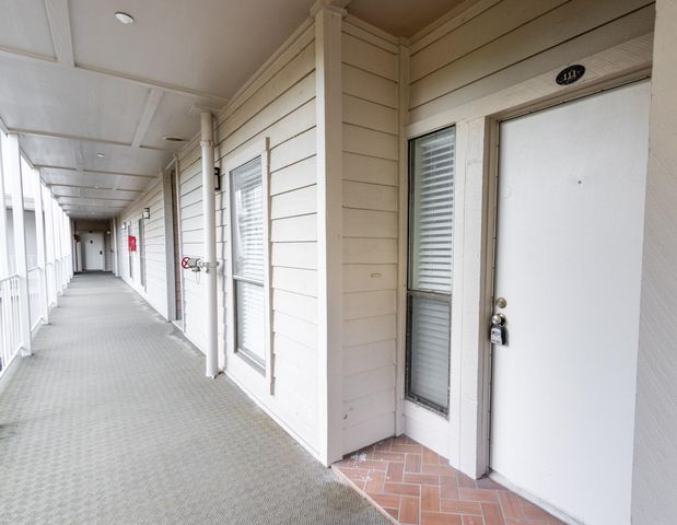 401 Lakeside Lane 111, Nassau Bay, TX 77058