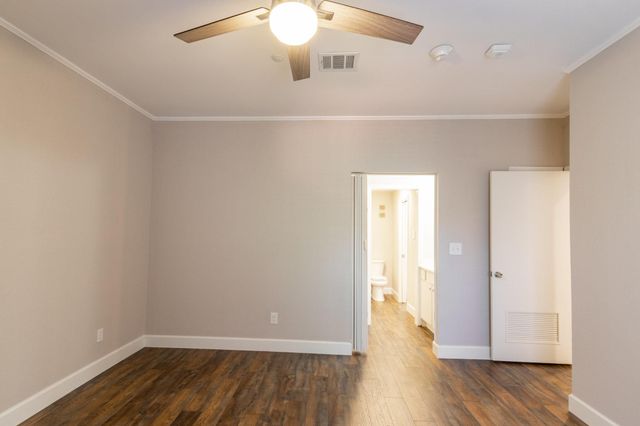 401 Lakeside Lane 111, Nassau Bay, TX 77058