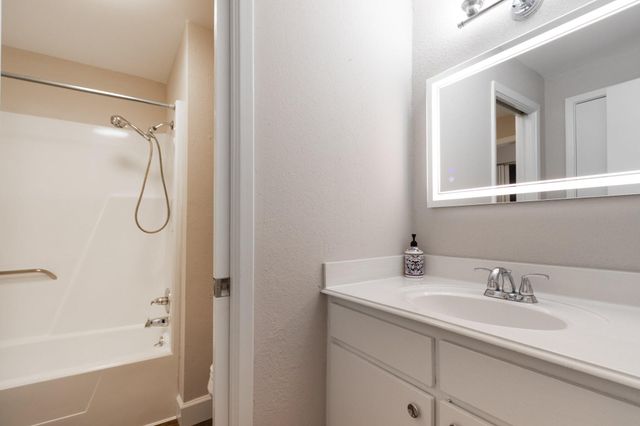 401 Lakeside Lane 111, Nassau Bay, TX 77058