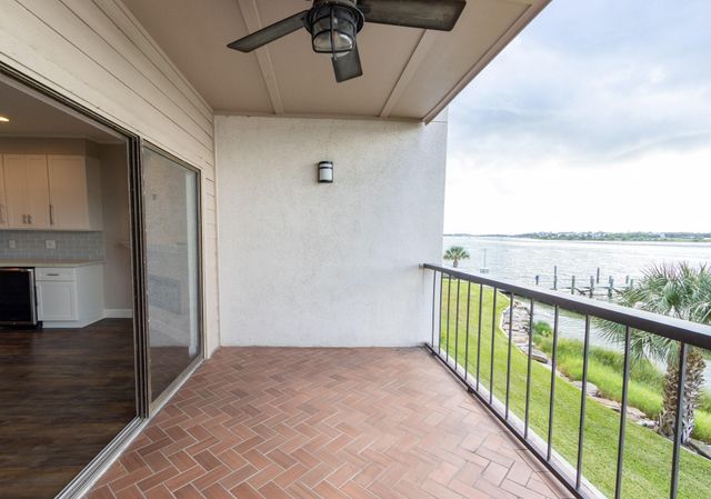 401 Lakeside Lane 111, Nassau Bay, TX 77058