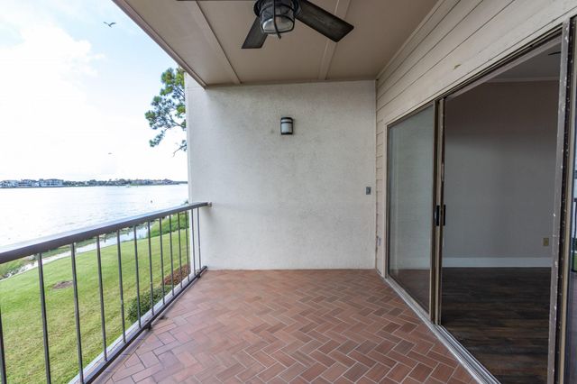401 Lakeside Lane 111, Nassau Bay, TX 77058