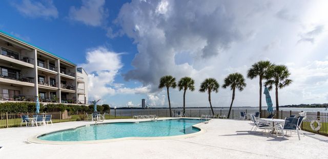 401 Lakeside Lane 111, Nassau Bay, TX 77058