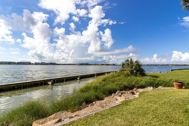 401 Lakeside Lane 111, Nassau Bay, TX 77058