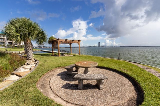 401 Lakeside Lane 111, Nassau Bay, TX 77058