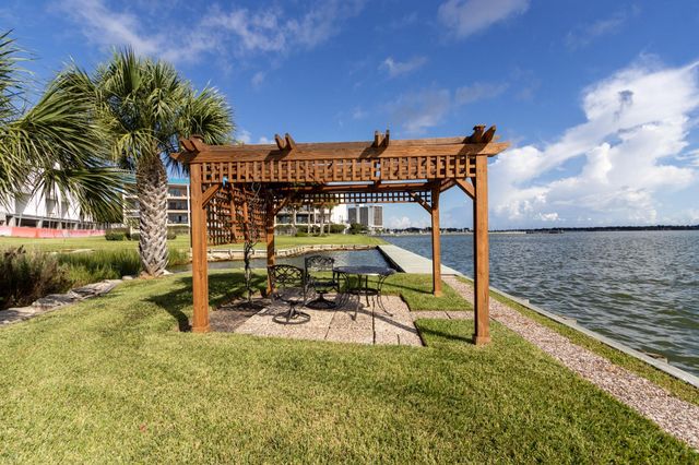 401 Lakeside Lane 111, Nassau Bay, TX 77058