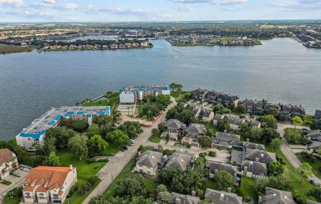 401 Lakeside Lane 111, Nassau Bay, TX 77058