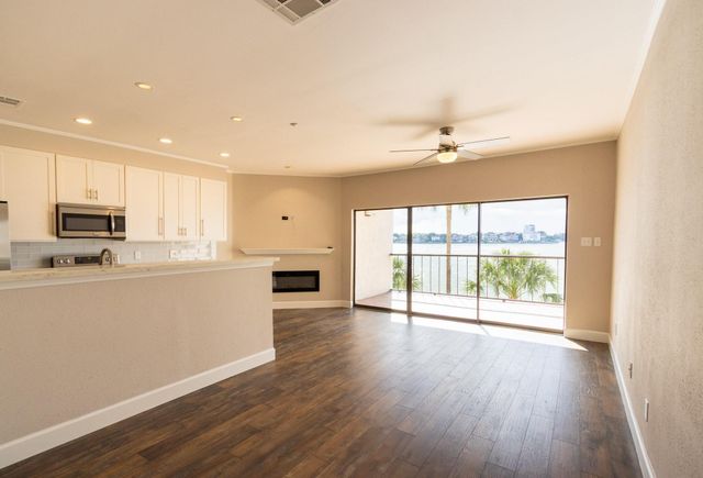401 Lakeside Lane 111, Nassau Bay, TX 77058
