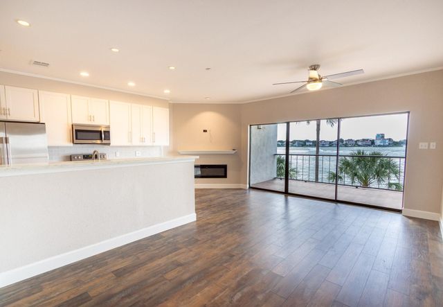 401 Lakeside Lane 111, Nassau Bay, TX 77058