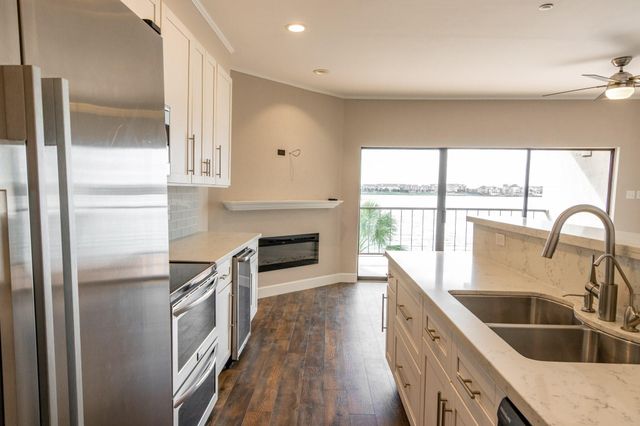 401 Lakeside Lane 111, Nassau Bay, TX 77058
