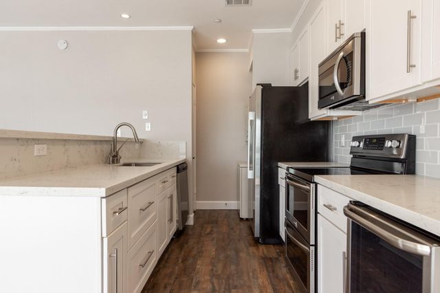 401 Lakeside Lane 111, Nassau Bay, TX 77058