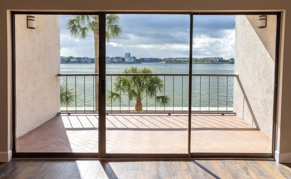 401 Lakeside Lane 111, Nassau Bay, TX 77058
