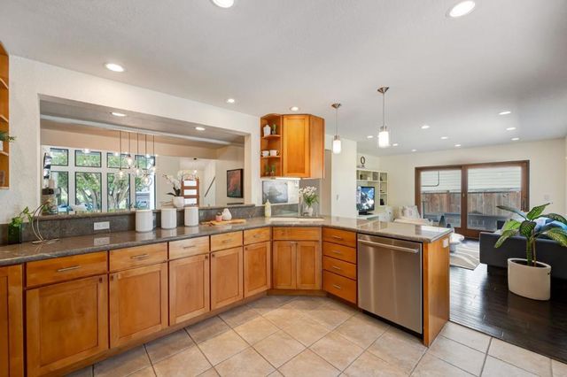 215 Nataqua Avenue, Pacifica, CA 94044