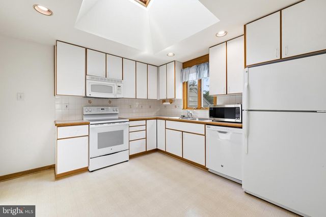 22 MAPLEVIEW DR, Feasterville Trevose, PA 19053