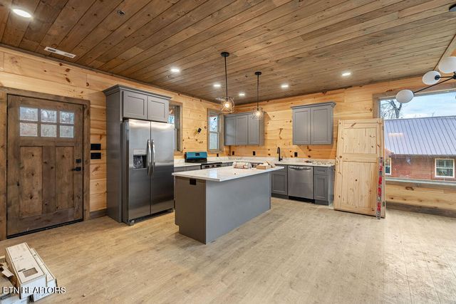 2751 Murray Ridge Rd, Sevierville, TN 37876