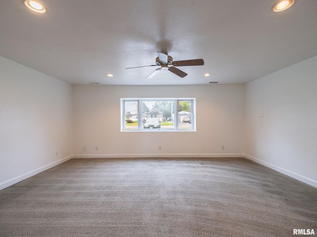 212 GARDENA Avenue, East Peoria, IL 61611