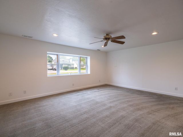 212 GARDENA Avenue, East Peoria, IL 61611