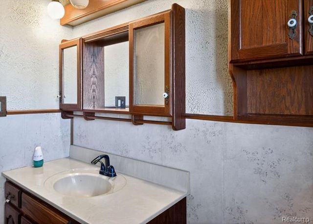 300 S Heritier Road, Kawkawlin Township, MI 48634