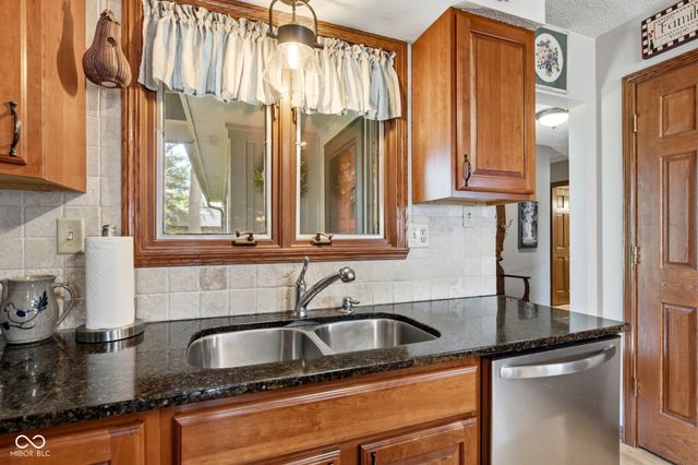 6642 W Sweet Creek Drive, New Palestine, IN 46163