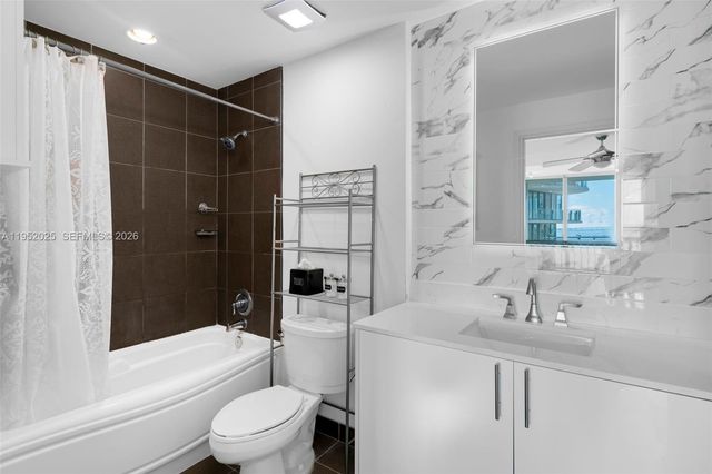 300 S BISCAYNE BLVD L-410, Miami, FL 33131