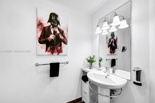 300 S BISCAYNE BLVD L-410, Miami, FL 33131