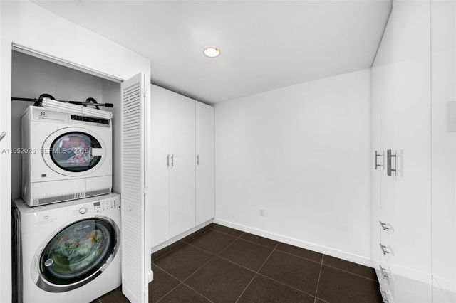 300 S BISCAYNE BLVD L-410, Miami, FL 33131