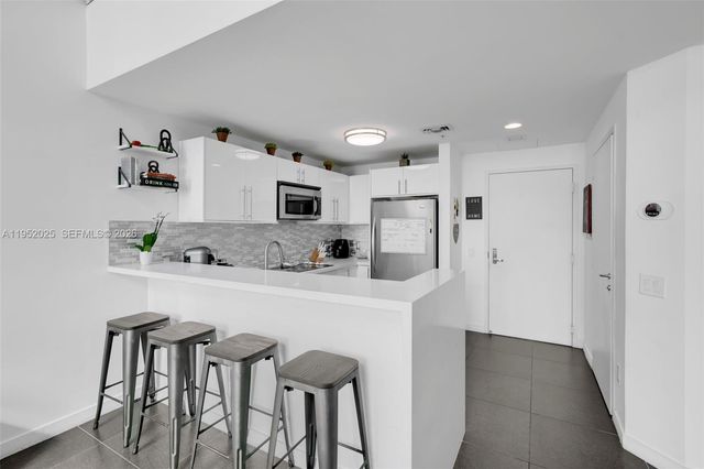 300 S BISCAYNE BLVD L-410, Miami, FL 33131