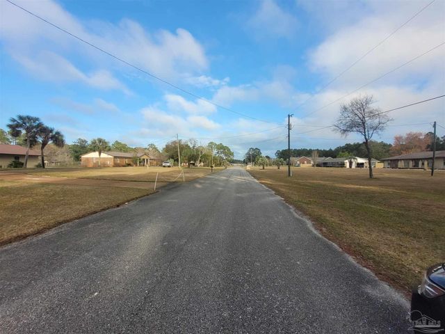 8100 Pond Valley Dr, Pensacola, FL 32506