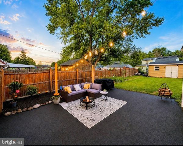 12 HICKORY LN, Levittown, PA 19055
