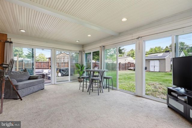 12 HICKORY LN, Levittown, PA 19055