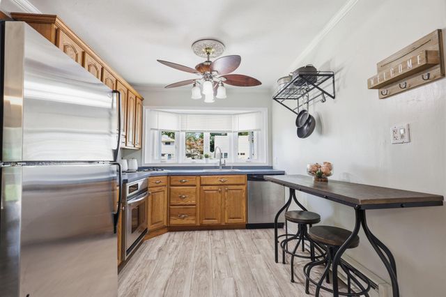 12 HICKORY LN, Levittown, PA 19055