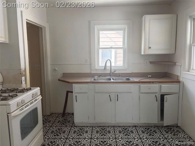 95 W Beverly Avenue, Pontiac, MI 48340