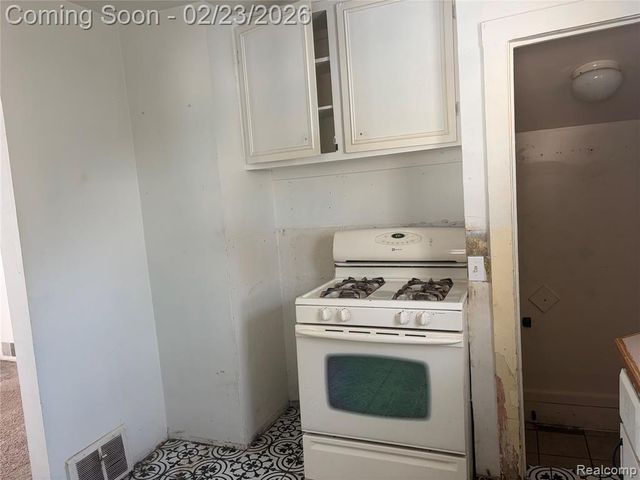 95 W Beverly Avenue, Pontiac, MI 48340