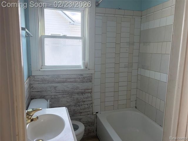 95 W Beverly Avenue, Pontiac, MI 48340