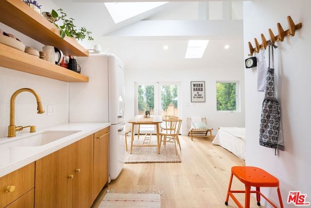 7320 El Manor Avenue, Los Angeles, CA 90045