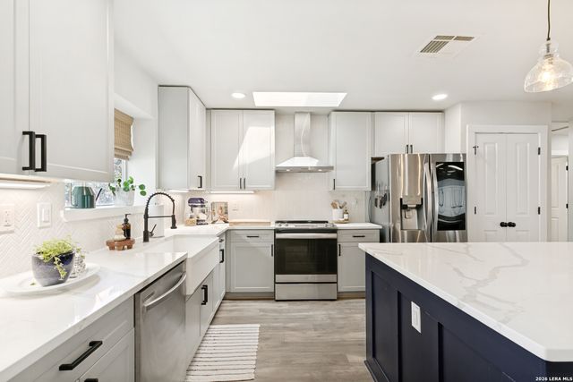 102 SILVER SPGS, Universal City, TX 78148