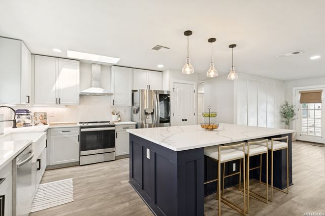 102 SILVER SPGS, Universal City, TX 78148