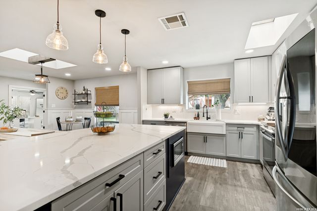 102 SILVER SPGS, Universal City, TX 78148