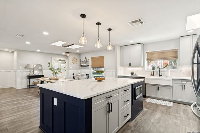 102 SILVER SPGS, Universal City, TX 78148