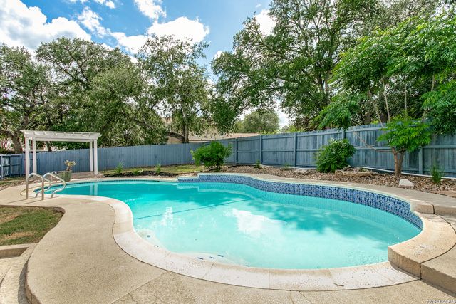 102 SILVER SPGS, Universal City, TX 78148
