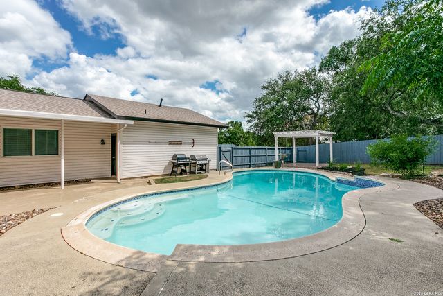 102 SILVER SPGS, Universal City, TX 78148