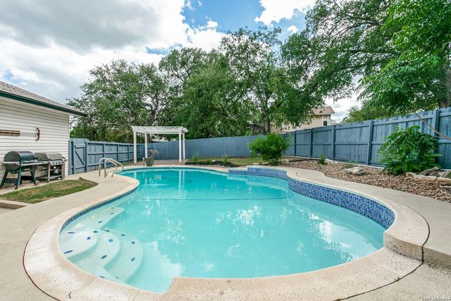 102 SILVER SPGS, Universal City, TX 78148